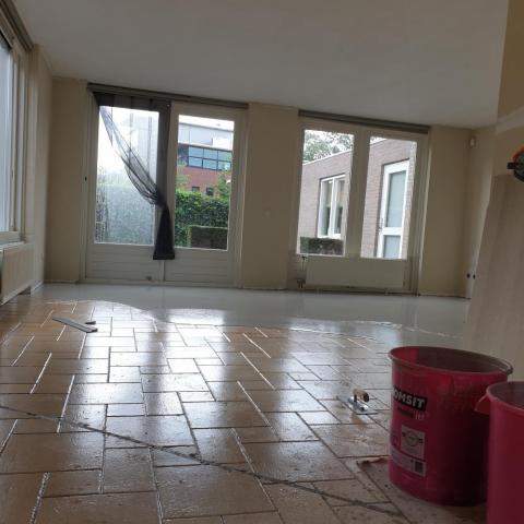 egaline op plavuizen vloer